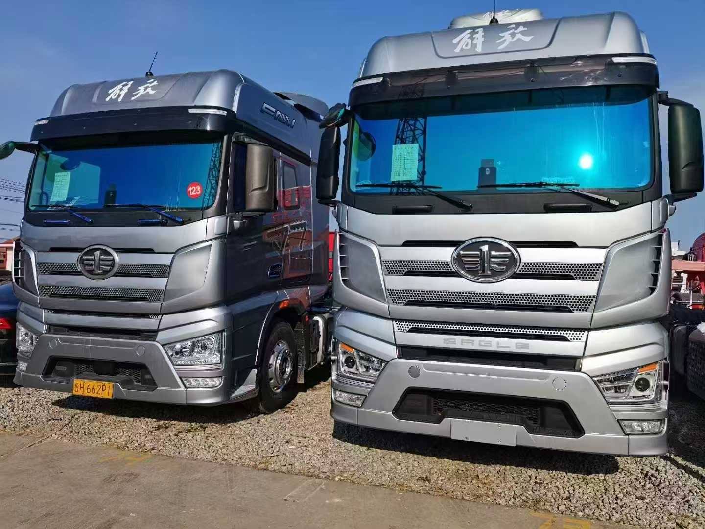 梁山二手車市場現(xiàn)兩臺優(yōu)質國六解放大 J7 牽引車